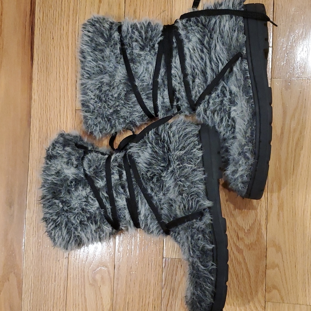 Fuzzy boots - Picture 4 of 11